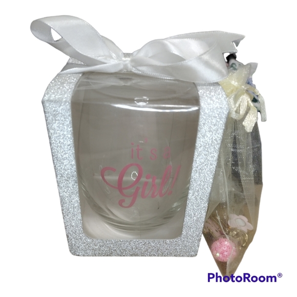 "It's a girl" wine glass and key chain - Picture 2 of 3